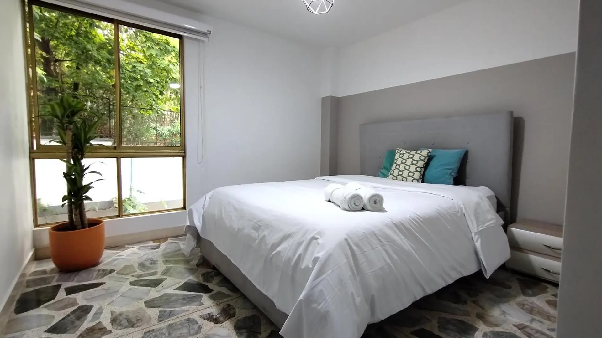 Apartamento El Poblado, La Frontera Medellín Colombia