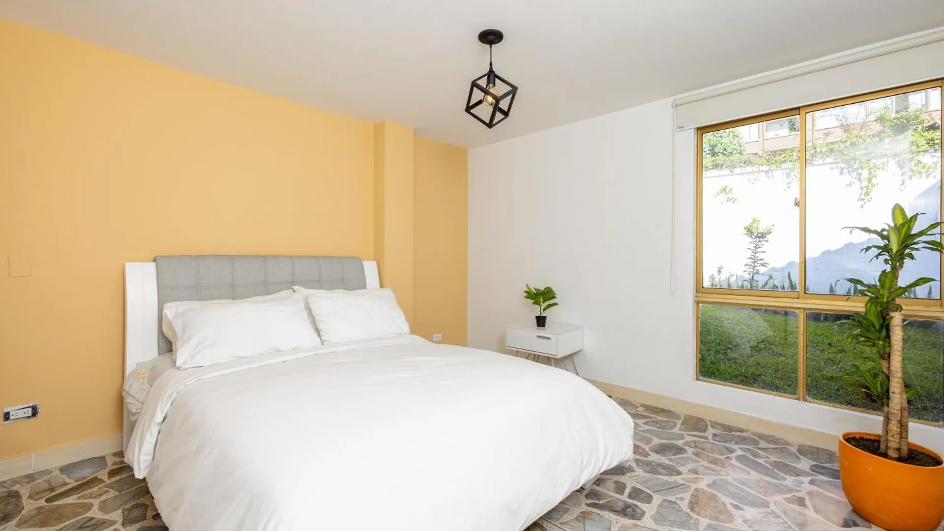 Apartamento El Poblado, La Frontera Medellín Colombia