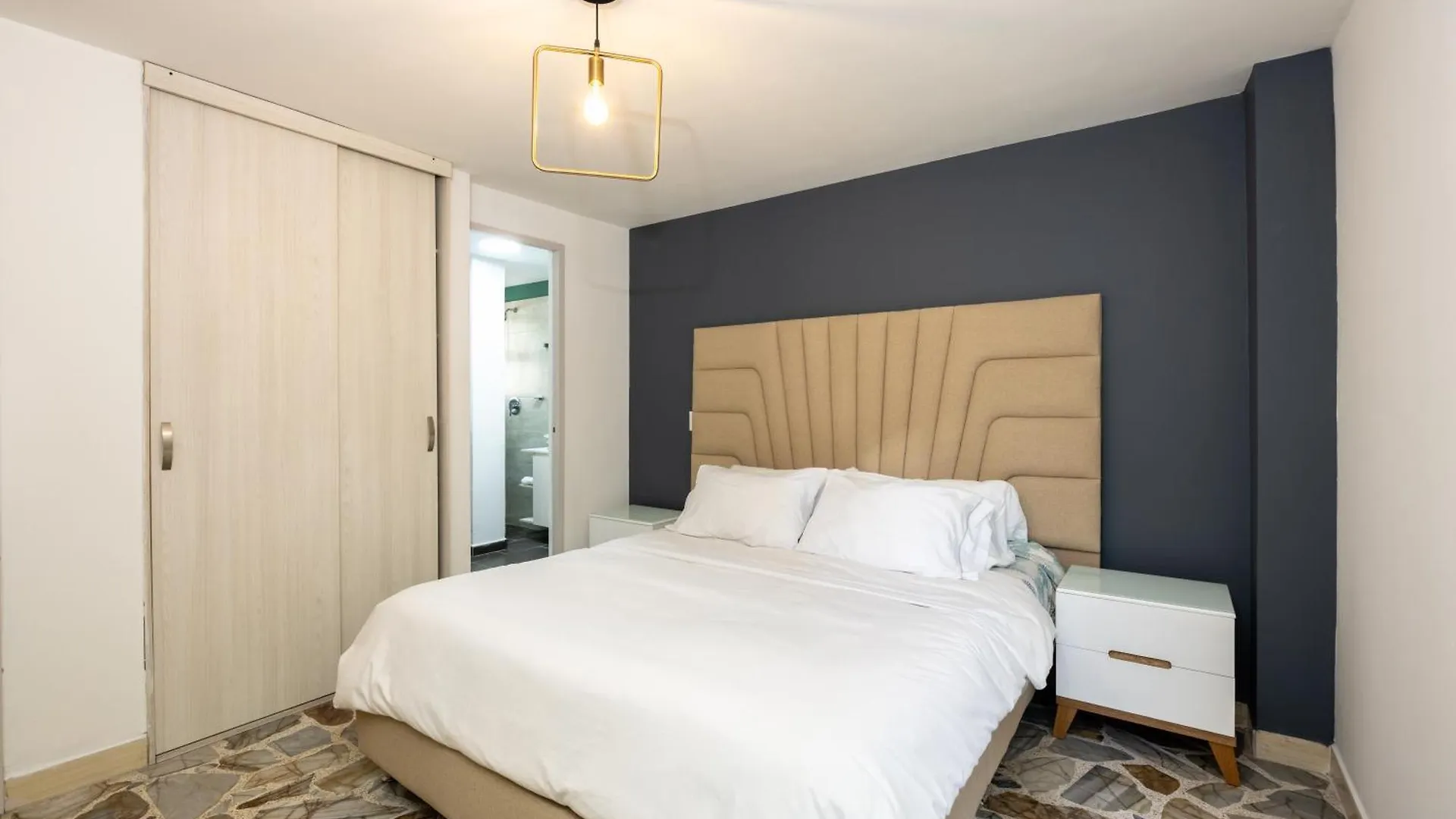 Apartamento El Poblado, La Frontera Medellín Colombia